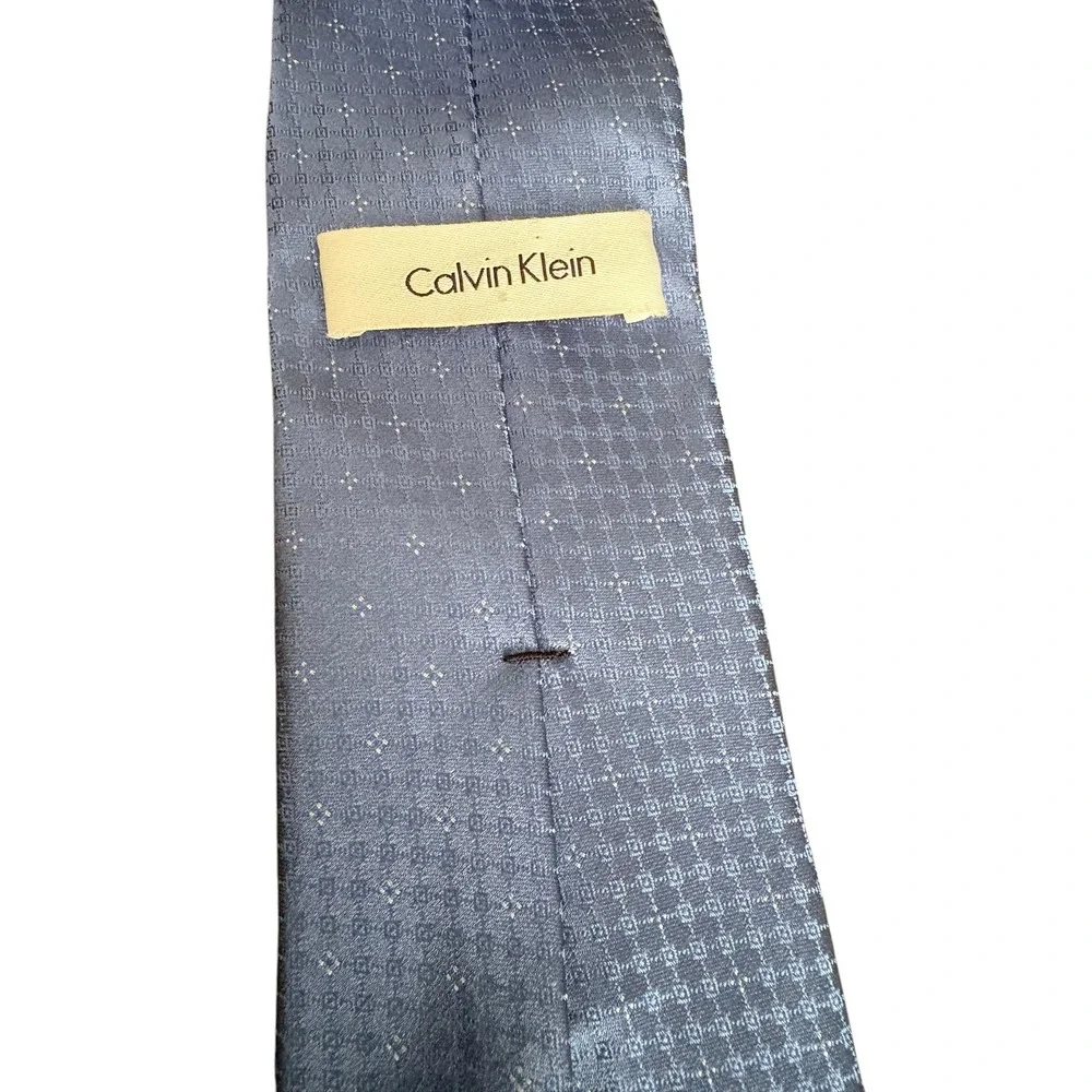 Calvin Klein 100% Silk Tie Mens Medium Blue Geometric Pattern 59